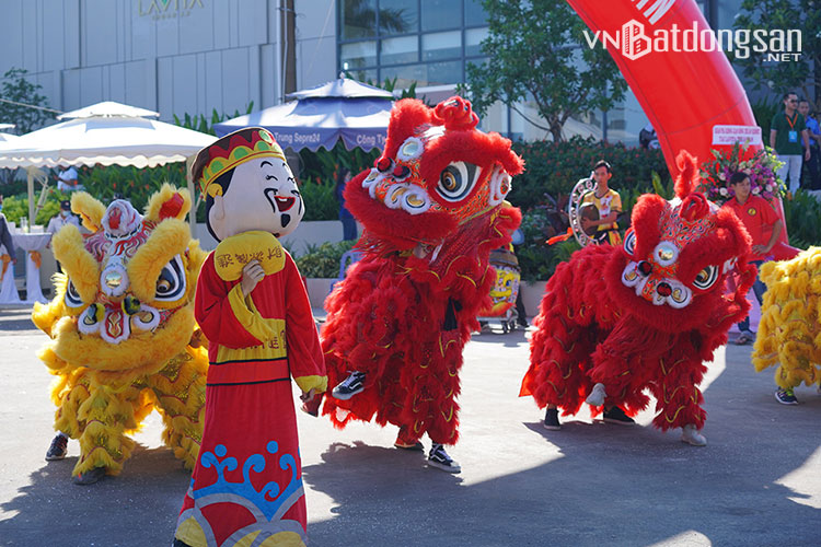 Không khí rộn ràng trong buổi sáng diễn ra sự kiện khám phá không gian sống tại căn hộ mẫu Lavita Thuan An