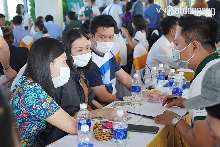 Các chuyên viên kinh doanh tư vấn cho khách hàng những thông tin chi tiết về dự án